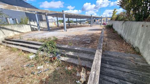 Parque de energías alternativas. Intento fallido en la época del tercer mandato de Orozco de convertir esta zona de O Ceao en un lugar de generación de energía con paneles solares, aerogeneradores y agua. Este solar lleva años sin uso y desmantelado