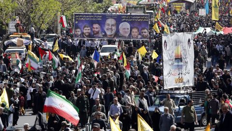 Funeral multitudinario de los siete guardias revolucionarios que murieron en un ataque de Israel contra el consulado iran� en Damasco.