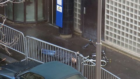 El cuerpo del individuo qued� tendido en el suelo en el exterior de la comisar�a de la calle de la Goutte d'Or, en torno a la que se organiz� un cord�n policial con decenas de agentes.