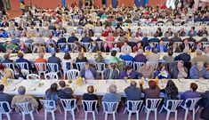 La comida fue servida en el pabell�n polideportivo de Dices, para evitar el gasto de la carpa.
