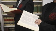 Abogados de Santaiago con las togas en el local del colegio de abogados 