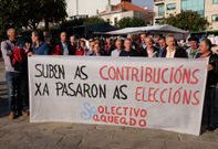 Afectados se concentraron ayer frente al ayuntamiento para demandar soluciones al alcalde.