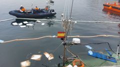 Barreras anticontaminaci�n por el hundimiento en Ribeira del barco Mar�a Estefan�a