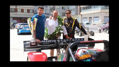Jacobo Sen�n, a la derecha de la imagen delante de su coche campe�n, con el alcalde de A Estrada, Gonzalo Louzao, a la izquierda delante del trofeo.