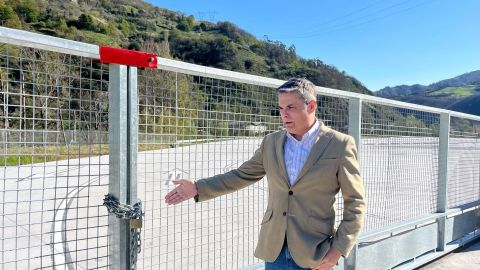 El diputado regional del PP y portavoz de Transportes, Pedro de Rueda, en el aparcamiento de emergencia de veh�culos pesados de la A-66 en Lena