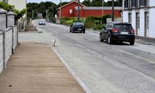 El hormigonado de las nuevas aceras del vial ha comenzado en la parroquia de Moreira. 