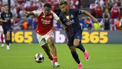 Pugna entre Lewis-Skelly y Dou� durante el partido