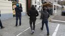 Agentes de paisano de la UCO en un registro.