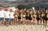 Los dos equipos boirenses posando con sus entrenadores en el arenal de O �zaro. 