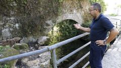 D�az muestra los destrozos que sufri� el puente de Suarribas, que acab� desbordado. fotos: sandra alonso