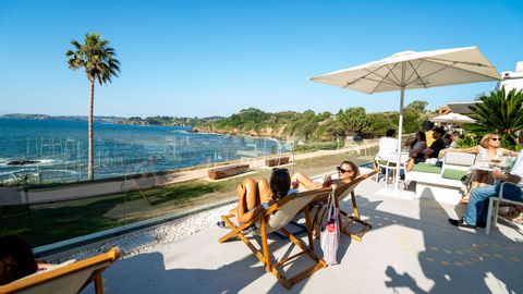 La terraza del Vaiche Boa, en Bastiagueiro, remite al más puro estilo ibicenco.