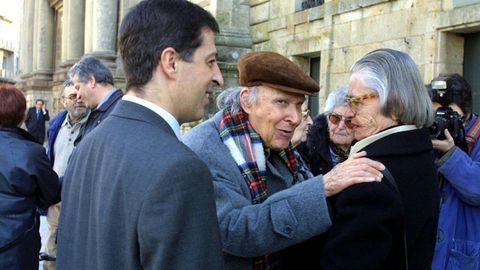 Eugnio de Andrade, no 2001, cando recibiu en Celanova o premio de poesa Celso Emilio Ferreiro, da man da escritora viguesa Mara do Carme Kruckenberg. 