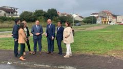 Foto de archivo de una visita institucional a los terrenos donde se construir el nuevo centro de salud de Noia.