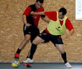 Dos jugadores disputan un bal�n en el torneo mindoniense.