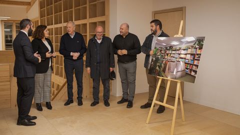 La subdelegada del Gobierno, Mara Rivas, con alcaldes de la comarca, en la inauguracin del pazo de Martelo.