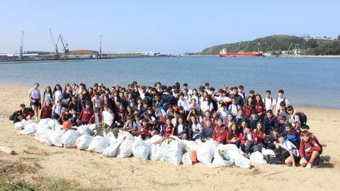 Los alumnos de Mario Surez recogieron media tonelada de plsticos