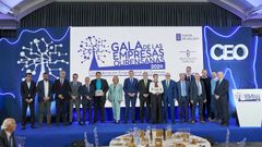 Foto de familia de los premiados por la Confederacin Empresarial de Ourense