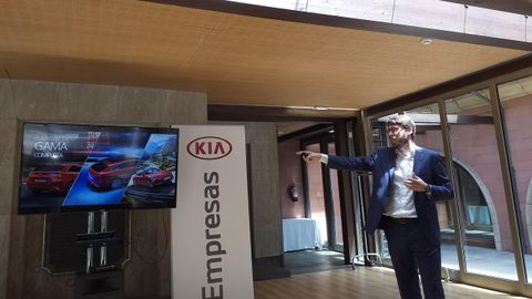 Ignacio Villegas, jefe de prensa de Kia, durante la rueda de prensa que ofreci� ayer a los periodistas asturianos.