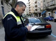 Luis Cordov�s ayer realizando su ronda de trabajo en la zona azul.