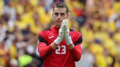 El portero ucraniano del Real Madrid pide perd�n en el partido contra Ruman�a.