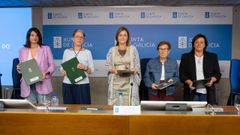 Foto oficial de la firma de los convenios entre la Xunta y la asociaciones de las mujeres rurales de Galicia.