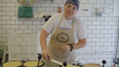 Olga Horkova, preparando filloas en la Tahona de la Ronda de Outeiro de A Corua