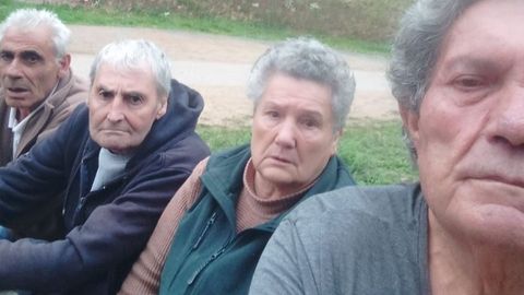 Los cuatro residentes en la vivienda comunitaria de mayores de la Xunta en A Pontenova que presentaron la denuncia