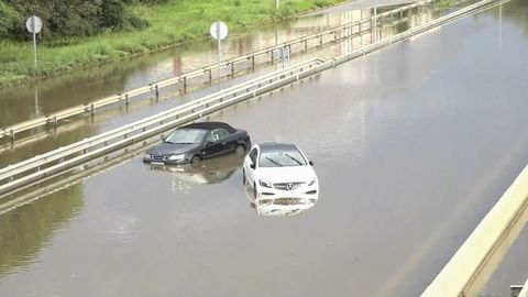 Vehículos atrapados por el agua en la carretera entre Castelldefels y Sant Boi