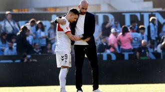 Claudio Gir&aacute;ldez, consolando a Ferran Jutgl&agrave; tras el Celta-Alav&eacute;s.