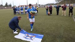 El hermano de David Garc�a, Pablo, jugador del Malpica, recogi�un ramo de flores�de parte del club.