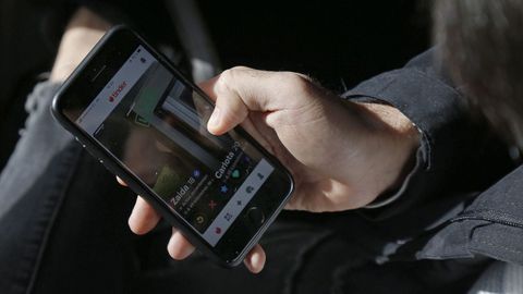 Un joven utiliza la aplicacin de citas Tinder