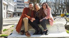 La presidenta de Asotrame, Cristina Pi�eiro, en el centro, con Dani R�os y Rosa Echevarr�a, que organizan Wedding Pack solidario