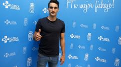 Jorge Ortiz posa antes de pasar reconocimiento m�dico con el Oviedo