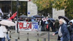 Con motivo de la huelga, un grupo de trabajadores se concentraron a las puertas de la delegacin de la Xunta