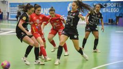 Una disputa de un bal�n en el partido de este s�bado entre Poio y Futsi