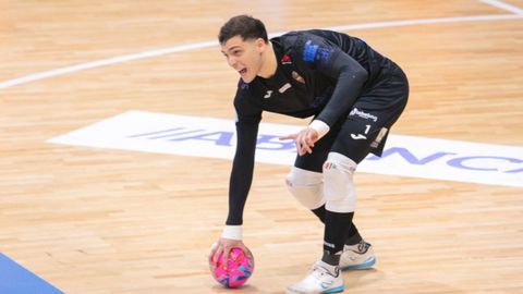 Gonzalo Starna, a punto de sacar desde su �rea en un encuentro en el Vista Alegre.