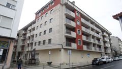 El edificio da a la calle Convento y a la avenida de Area, la entrada a Cedeira desde el Campo do Hospital