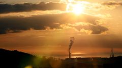 Atardecer sobre el complejo de Alcoa en San Cibrao