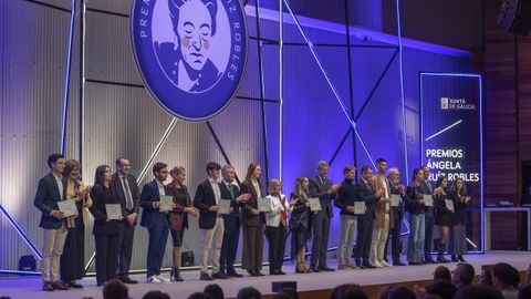 Galicia calidade non son so paisaxes ou gastronoma. Os alumnos e profesores que dan o mellor son parte moi importante desa calidade. As reconoci este mircoles el presidente de la Xunta a los 790 jvenes, el 60 % mujeres, que lograron los premios ngela Ruiz Robles al tener los mejores expedientes universitarios en los cursos 2022-23 y 2023-24. De ellos, 132 repiten galardn en ambos cursos.