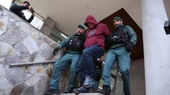 Roger Seraf�n Rodr�guez, el �nico acusado por el crimen de Elisa Abru�edo, saliendo del juzgado camino de la prisi�n de Teixeiro