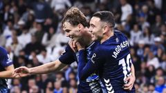 Williot Swedberg, celebrando con Iago Aspas uno de sus dos goles que dieron el triunfo al Celta ante el Real Madrid en el Bernab�u el pasado diciembre.