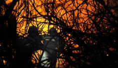 El incendio de Agolada, en la zona de �rrea en la foto, segu�a activo en la noche de ayer. 