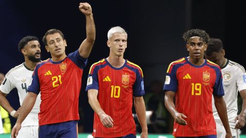 El delantero de la selecci�n espa�ola Mikel Oyarz�bal (izquierda) celebra tras marcar el segundo gol del partido del Mundial 2026 entre Espa�a y Arabia Saud�, disputado en Atlanta (EE.UU.)