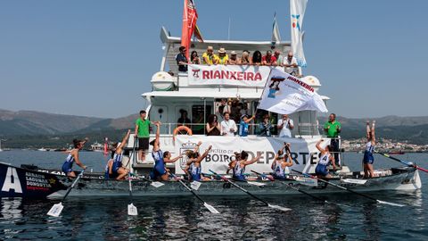Arraun Lagunak, ondeando la Bandeira Rianxeira.