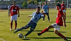 El carball�s Loureiro pugna por el bal�n con Espi ante la atenta mirada de Roberto Pi�eiro.