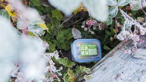 Ejemplo de uno de los contenedores de tesoro de Geocaching