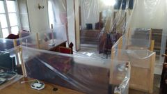 Imagen de pl�sticos colocados en un juzgado gallego que ya fueron retirados por orden del Tribunal Superior de Xustiza