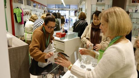 El rastrillo solidario de la AECC en Pontevedra, el da de su apertura el pasado 15 de noviembre en un local de la calle Oliva