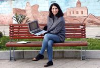 Yolanda Tri�anes, en la plaza de Espa�a, sin despegarse un solo segundo de su trabajo. 