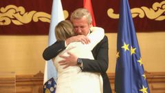 Alfonso Rueda, abrazando a la ya exconselleira de Mar Rosa Quintana.